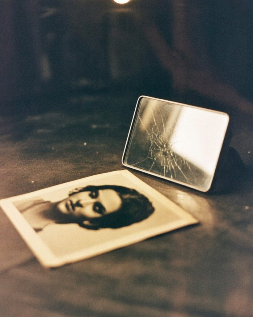 পুরনো ঝাপসা সাদাকালো ছবি ও ভাঙা আয়না — আত্মপরিচয়ের সংকট ও অস্তিত্বের শূন্যতার প্রতীক