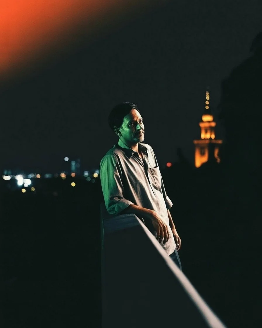 ঈদে মধ্যবিত্তের না বলা কথা ও কঠিন বাস্তবতা ফুটে উঠেছে এই ছবিতে, যেখানে উৎসবের আলোতেও একজন মানুষের মানসিক চাপ ও একাকিত্বের গল্প দৃশ্যমান।